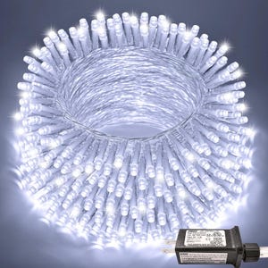 以下が含まれることがあります： 装飾用の明るい白色LEDライトのコイル状ストリング。ライトは密集して配置され、鮮やかな輝きを生み出します。2ピンのプラグが付いた黒色の電源アダプターが右下に表示されています。