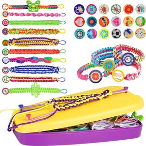 Puede incluir: Un kit de pulseras de amistad de colores con un telar de plástico amarillo, hilos de colores y una variedad de dijes de plástico de colores. El kit incluye pulseras prefabricadas e instrucciones para hacer las tuyas propias.