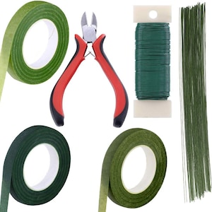 Puede incluir: Cinta floral verde, alambre verde, cortadores de alambre floral verde y un carrete de alambre verde. Estas son herramientas para arreglos florales.
