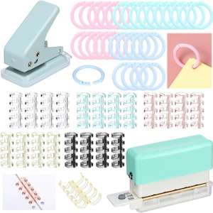 Puede incluir: Un surtido de artículos de papelería, que incluyen una perforadora azul claro, anillas de encuadernación rosas y azules, y espinas de encuadernación transparentes y de colores. También se muestra una encuadernadora en azul claro y blanco.