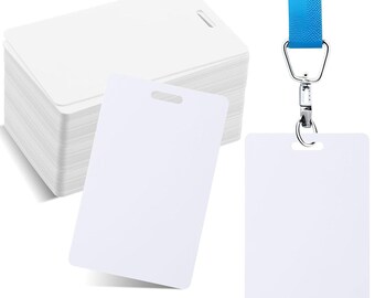 Puede incluir: Una pila de tarjetas de identificación de plástico blanco en blanco con esquinas redondeadas y un agujero perforado en la esquina superior derecha. Se muestra una sola tarjeta por separado, y también se incluye un cordón azul con un clip plateado.