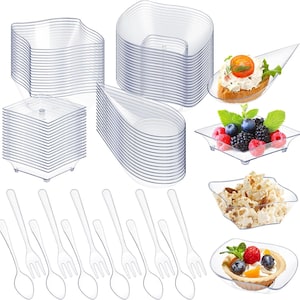 Puede incluir: Platos y utensilios de servicio de plástico transparente. La imagen muestra varias formas de cuencos pequeños, cucharas y tenedores. Algunos cuencos contienen alimentos, incluyendo aperitivos, frutas y palomitas de maíz. Los artículos están dispuestos sobre un fondo blanco.