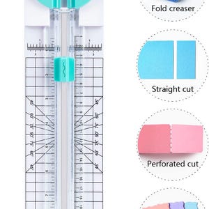Op de afbeelding: Een witte papiertafel met een turquoise bovenkant en een transparante liniaal. De liniaal heeft markeringen voor inches en graden. De trimmer heeft vier verschillende snijopties: vouwcreaser, rechte snede, geperforeerde snede en golvende snede.
