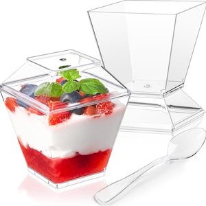 Dessertbecher aus Kunststoff mit Deckel und Mini-Löffeln, ideal als Gastgeschenk, für Partys, Mini-Dessertbecher, transparente Kunststoffbecher zur Dessertpräsentation