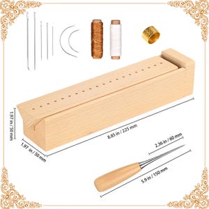 Puede incluir: Una herramienta de ranurado de costura de cuero de madera con mango de madera, agujas, carretes de hilo y un dedal. El ranurador mide 225 mm de largo y 50 mm de ancho. Tambi&eacute;n se incluye una lezna de costura de cuero, que mide 150 mm de largo.