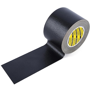 Op de afbeelding: Een rol zwarte, ledertextuur-tape met een geel label met de tekst "MILEEQE 3303 Premium Quality Tape".