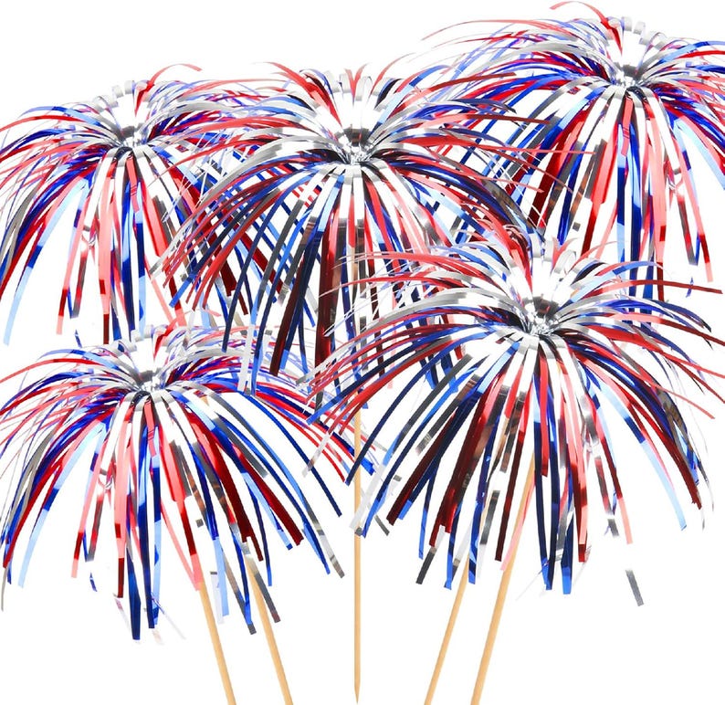 Op de afbeelding: Een cluster van decoratieve vuurwerkprikkers met rode, witte en blauwe metallic franjes. De prikkers hebben een zilveren midden en houten stokjes. Perfect voor patriottische vieringen en themafeesten.