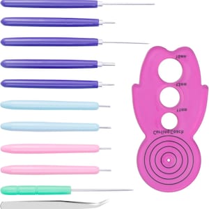 Pode incluir: Um conjunto de 10 ferramentas de cor roxa, azul, rosa e azul claro com pontas de metal para artesanato. As ferramentas estão dispostas em uma fila com uma ferramenta de plástico rosa com três círculos e o texto "Crafting Coach" no lado direito. Os círculos são etiquetados com medidas em milímetros: 1 mm, 1,7 mm e 2 mm.