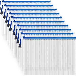 Puede incluir: Un conjunto de bolsas con cremallera de malla blanca transparente con ribetes y cremalleras azules. Las bolsas son rectangulares y parecen estar vacías. Las cremalleras tienen tiradores negros. Las bolsas están dispuestas en un patrón ligeramente inclinado.