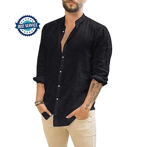 Puede incluir: Camisa negra abotonada con cuello mandarín. La camisa de manga larga tiene un corte relajado y está hecha de una tela texturizada. La camisa está abotonada, con los botones superiores desabrochados. La imagen también incluye un logotipo de "BEST SERVICE".