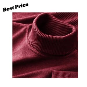 Könnte beinhalten: Ein tiefroter Rollkragenpullover mit geripptem Strickkragen und Bündchen. Der Stoff hat eine weiche, glatte Textur. Der Text "Best Price" ist in Schwarz in der oberen linken Ecke des Bildes über dem Kleidungsstück aufgedruckt.