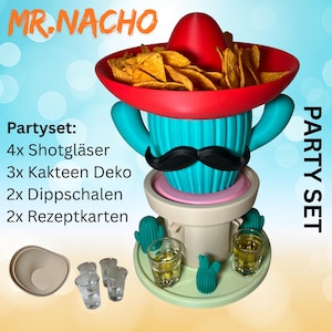 Könnte beinhalten: Ein Party-Set in Form eines Kaktus mit Sombrero, gefüllt mit Tortilla-Chips. Das Set enthält Schnapsgläser, Kaktusdekorationen und Dip-Schalen. Der Text "MR. NACHO" und "PARTY SET" sind sichtbar.