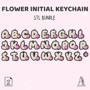 Może przedstawiać: Zestaw breloków z inicjałami kwiatowymi, każda litera ozdobiona różowym kwiatem. Breloki mają neutralny kolor z ciemnym obrysem. Tekst "FLOWER INITIAL KEYCHAIN STL BUNDLE" jest wyświetlany u góry.