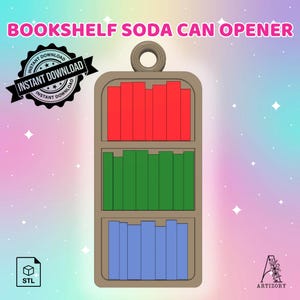 Può includere: Un design per apriscatole stampabile in 3D a forma di libreria con tre ripiani contenenti libri rossi, verdi e blu. La parte superiore presenta un occhiello circolare per appenderlo. Il testo BOOKSHELF SODA CAN OPENER è visualizzato in alto.