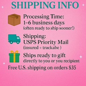 Puede incluir: Gr&aacute;fico rosa con texto turquesa que dice "PROCESSING & SHIPPING INFO". Incluye iconos de una caja, un cami&oacute;n y un regalo. El texto detalla el tiempo de procesamiento, el env&iacute;o a trav&eacute;s de USPS Priority Mail y el env&iacute;o listo para regalo.