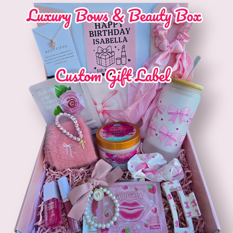 Puede incluir: Una caja de regalo rosa llena de productos de belleza y accesorios. Incluye un collar, brillo de labios, una bolsa rosa esponjosa, un tarro de crema Moroccan Rose, un vaso con lazos rosas y una tarjeta que dice "Happy Birthday Isabella". La caja est&aacute; etiquetada como "Luxury Bows & Beauty Box".