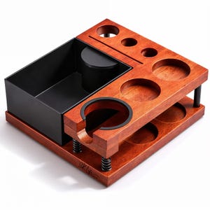 Könnte beinhalten: Ein Set aus drei Keramikbechern mit gesprenkelter, matter Oberfläche. Die Becher sind in Creme-, Hellgrau- und Dunkelgrautönen gehalten. Jeder Becher hat ein schlichtes, minimalistisches Design und einen abgerundeten Griff.