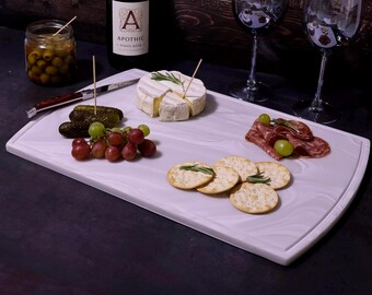 ジュース溝付きカスタマイズ可能なコーリアンカッティングボード - ソリッドサーフェスカッティングボード、ユニークなキッチンギフト、モダンなシャルキュトリーチーズトレイ