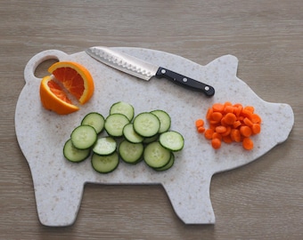 Personalisiertes Corian Schwein geflecktes Beige Schneidebrett, benutzerdefinierte Solid Surface Charcuterie, Käse & Servierbrett Geschenkidee