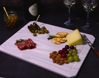 Personalisiertes Schneidebrett aus Corian mit Juice Grooves, Käse- & Charcuteriebrett, Servierbrett, Geschenk Küche, Küchendekoration