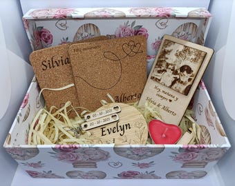 Personalized wooden pack with engraved photo, pair of keychains, pair of coasters and mirror in a decorative box
