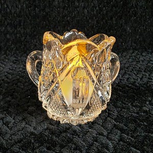 Palillero vintage de Minnesota con tres asas, estilo "Vaso del Amor", vidrio prensado, décadas de 1910 a 1930