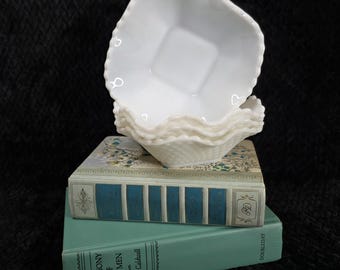 Set of 4 Vintage Hazel Atlas Diamond Cut Milk Glass Bowl w/Ruffled Edge - 1950s
