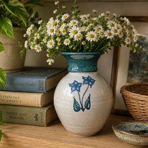 Jarrón de cerámica artesanal hecho a mano, de gres con diseño floral en gris y azul verdoso, firmado, 17 cm (6,75 pulgadas).