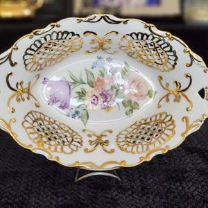 ドレスデンスタイルの網目模様のエッグボウル、手描き＆金箔押し磁器｜花のモチーフ｜職人サイン入り｜ヴィンテージ装飾