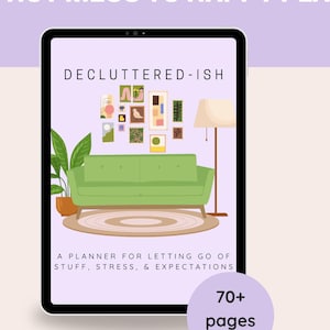 Könnte beinhalten: Ein digitaler Planer-Umschlag mit dem Text "Decluttered-ish" und "A planner for letting go of stuff, stress, & expectations". Der Umschlag zeigt ein grünes Sofa, eine Topfpflanze und eine Wand mit gerahmten Kunstwerken. Der Text "70+ pages" befindet sich in einem rosa Kreis am unteren Rand des Bildes.