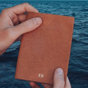Étui pour passeport personnalisé, porte-passeport marron clair, portefeuille de voyage en cuir - The Jetsetter