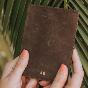 Manchon de passeport en cuir brun, porte-passeport monogrammé, portefeuille de voyage brun - le Jetsetter