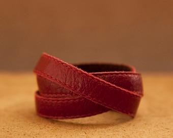 Manchette en cuir rouge Oxblood, bracelet bordeaux - le TWIST