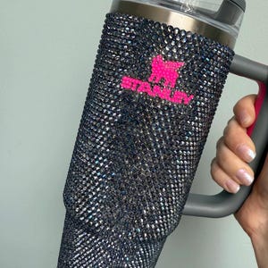 Bicchiere Stanley con strass da 30 once / Tazza con manico completamente scintillante / Cristallo grigio scuro e rosa scintillante / Regalo di lusso personalizzato per lei immagine 3