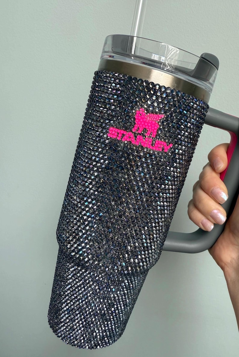 Bicchiere Stanley con strass da 30 once / Tazza con manico completamente scintillante / Cristallo grigio scuro e rosa scintillante / Regalo di lusso personalizzato per lei immagine 3
