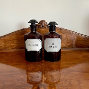 Vintage Amber Glass Apothecary Bottles with Faceted Stoppers – Aqua Calcis & Aq. Menth. Pip. – 23 cm – Pharmacy Decor, Laboratory Jar Pair