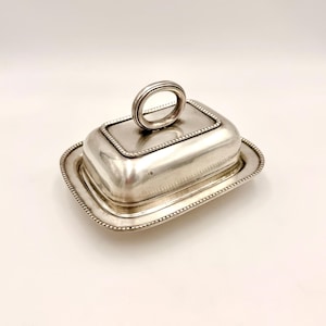 Vintage silverpläterad smörskål med glasinsats, rektangulär täckt smörskål, serveringsskål med pärlkant, lantlig köksinredning