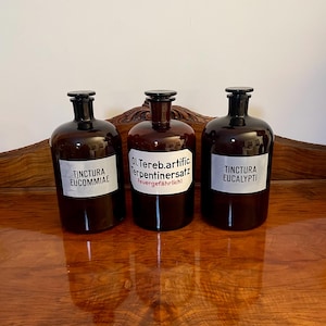 Vintage Amber Glass Apothecary Bottles Set – 26 cm – Brown Glass Pharmacy Jars with Stoppers – Antique Medical Laboratory Decor – Set of 3