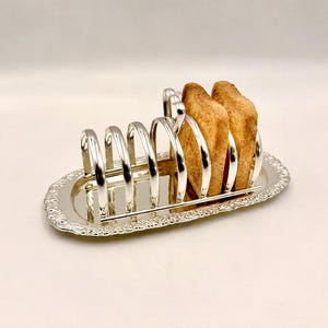 Promoção de Aniversário com 20% de desconto - Suporte para torradas vintage banhado a prata com bandeja da Mayell England, porta-torradas para 6 fatias, ideal para servir café da manhã inglês.