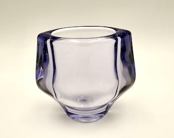 Vaso vintage in vetro artistico ceco Frantisek Vizner, vetro pressato viola ametista, Hermanova Hut Sklo Union, stile moderno di metà secolo