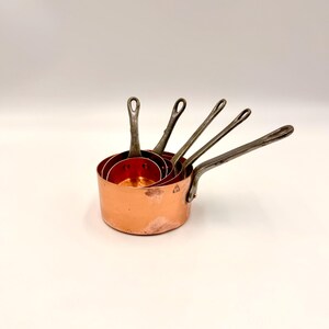 Juego de 5 cacerolas de cobre Villedieu France vintage, mini sartenes de cobre martillado, utensilios de cocina franceses graduados