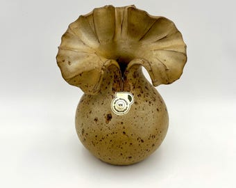 20 % RABATT på jubileumsrea! - Handgjord vas i Studio Pottery av Velus Keramik VK, skulptural organisk blomform, tysk konstkeramik 1970-talet