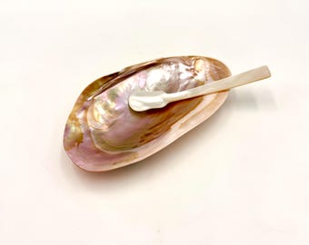 Sconto del 20% per l'anniversario - Piatto da caviale vintage in madreperla rosa con cucchiaio e ciotola da portata a forma di conchiglia su piedini a conchiglia