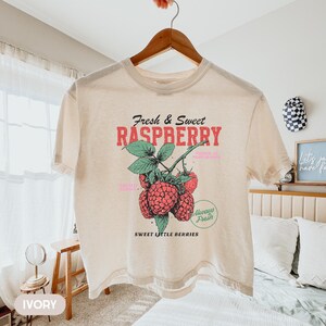 Retro Summer Fruits Comfort Colors Crop Tee, Boxy Cropped Shirt for Women, Raspberry Summer Boxy Tee, Raspberry Flower Crop
