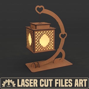 Può includere: Una lanterna in legno tagliata al laser con un design a griglia decorativo, sospesa a un supporto curvo. Il supporto presenta ritagli a forma di cuore e una base rettangolare. Il testo "LASER CUT FILES ART" è in basso.