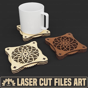 Może przedstawiać: Biały ceramiczny kubek spoczywa na wycinanym laserowo drewnianym podkładce z kwiatowym wzorem. Wyświetlane są dwie dodatkowe podkładki, jedna jasna i jedna ciemnobrązowa. Podkładki mają warstwową konstrukcję i tekst "LASER CUT FILES ART".