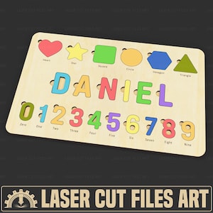Op de afbeelding: Houten puzzelbord met de naam "DANIEL" in kleurrijke letters, samen met uitsparingen van cijfers en vormen. De vormen omvatten een hart, ster, vierkant, cirkel, zeshoek en driehoek. De tekst "LASER CUT FILES ART" is ook aanwezig.