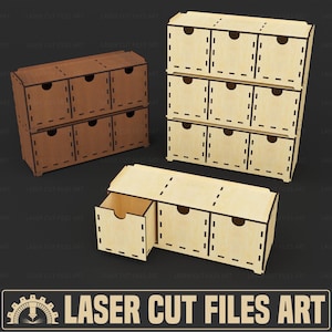 Könnte beinhalten: Drei Miniatur-Schubladensets aus Holz. Eines ist braun, die anderen sind helles Holz. Jedes Set hat mehrere Schubladen mit Ausziehgriffen. Der Text "LASER CUT FILES ART" befindet sich unten.