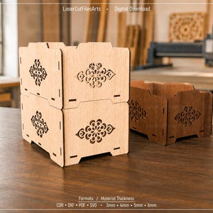 Könnte beinhalten: Zwei gestapelte hellfarbene Holzkisten und eine separate dunkelfarbene Holzkiste, jede mit lasergeschnittenen Blumenmustern an den Seiten. Der Text LaserCutFilesArts, Digital Download, Formats und Material Thickness 3mm 4mm 5mm 6mm ist sichtbar.
