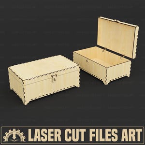 Puede incluir: Dos cajas de madera sin terminar, una cerrada y otra abierta, con un borde decorativo y un pestillo. La caja abierta revela un interior vacío. Las cajas están sobre un fondo oscuro. El texto "LASER CUT FILES ART" está en la parte inferior.
